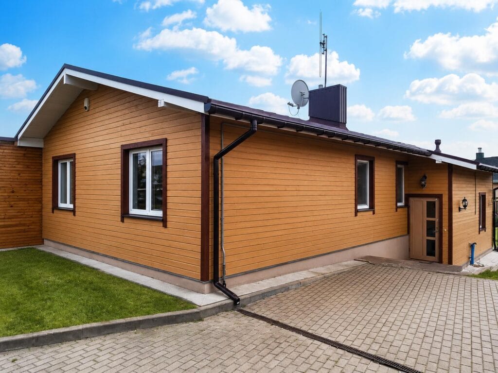 Vėdinamas fasadas su medinėmis dailylentėmis