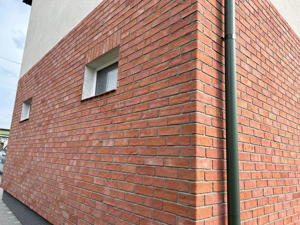 Raudonų plytų imitacijos fasado kampas