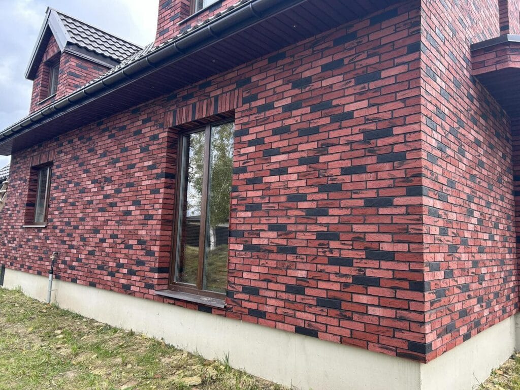 Raudonas tamsus klinkerio fasadas