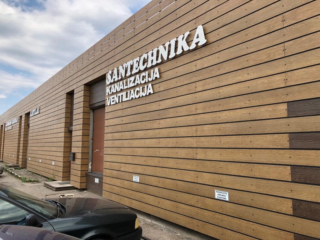 Shera Plank Afromosia spalvos fibrocementinių dailylenčių namas su sodu