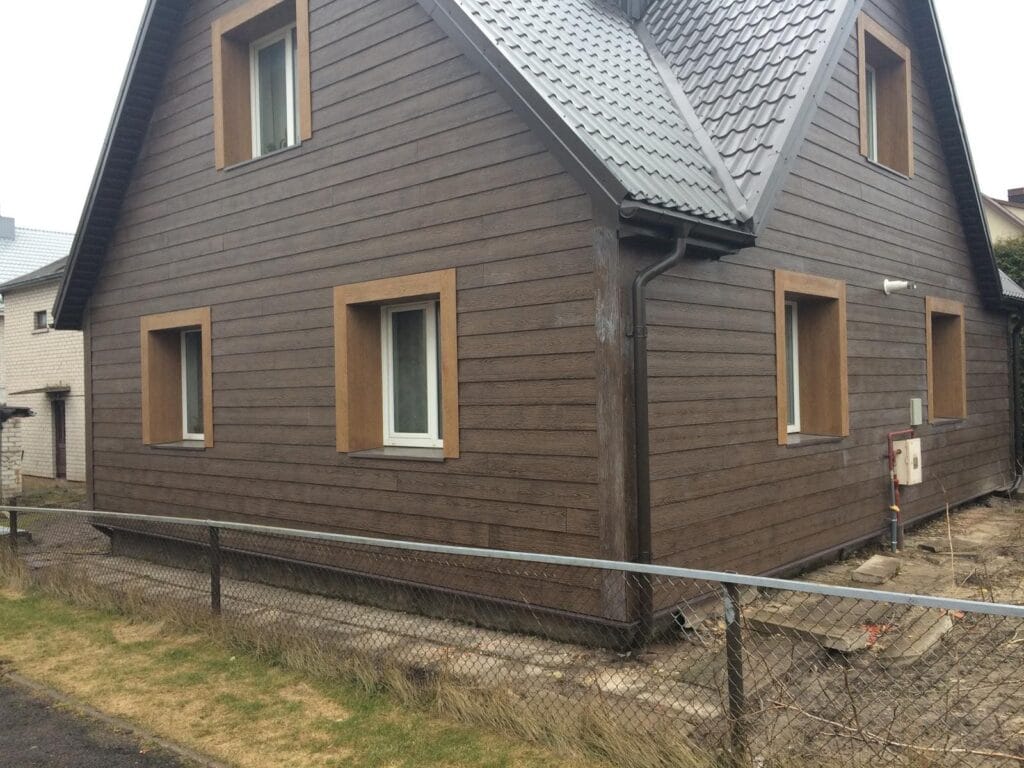 Rudas Shera Plank fasadas su langų rėmais
