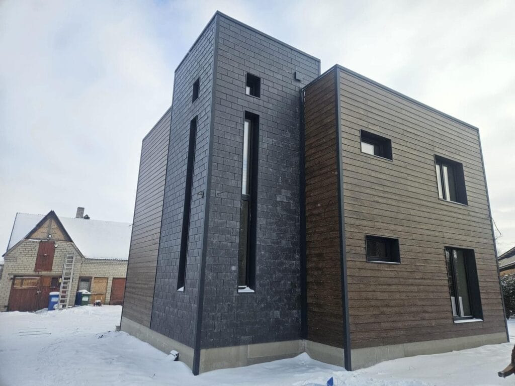 Shera Plank tamsus fasadas žiemą